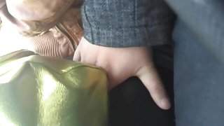 漂亮的女人炫耀她的大屁股