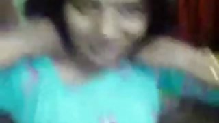 魅力女同志在iPhone上拍攝他們的遊戲