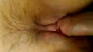 兩個金發女郎在森林裡嬉戲野餐和大胸部搖晃