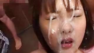 華麗的女士搖晃矽膠坐迪克