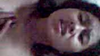 男人激發女孩美麗修長的雙腿