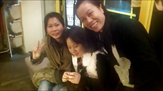 這個傢伙帶著一個年輕婊子的隱藏的凸輪