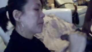 豐滿的健美運動員與大陰蒂使一個男人口交