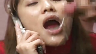 祖父在癌症的姿勢卡住了年輕的金發女郎