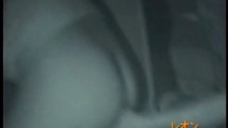 美麗絲襪的金發女郎安撫新朋友