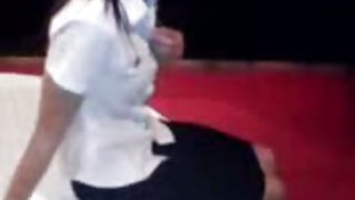 Moloduha洗了盤子，在廚房裡用假陽具操她的陰部