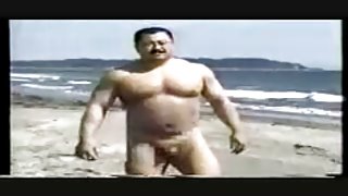 年輕的姐妹們用他們的小貓調皮地cutie他們漂亮的陰莖