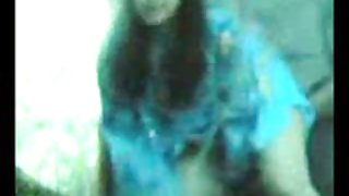 漂亮的女人與開胃乳房得到性交在沙發上