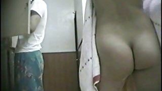 孤獨的蕩婦用簡單的振動器讓自己陷入暴力高潮