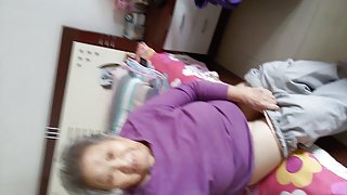 有美麗的驢子的成人夫人在陰莖上跳