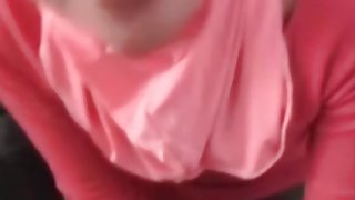 吮公馬的眼鏡的女孩津津有味