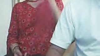 在夥伴的頭的紅頭髮人女性佩帶的乳汁袋子