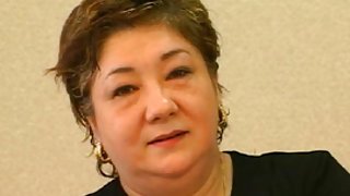 瘦弱的日本人Ririka吸引了一位朋友興奮的成員