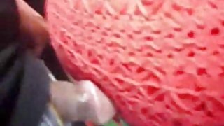 阿里爾巧妙地在鏡頭前抽搐了一下