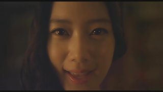 Leah在舒適的沙發上大鞭打