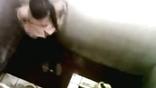 女運動員從她的肌肉和手淫變得興奮