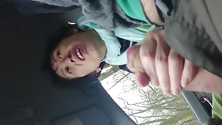 建築工人在兩個家庭主婦的客廳裡性交