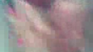 鐵桿鋼棒與年長的阿媽和年輕的女孩和男人