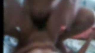 苗條的卡琳娜讓自己達到了甜蜜的高潮