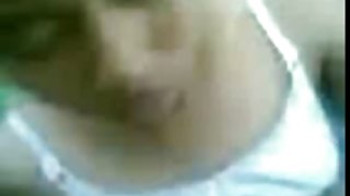 男孩在娃娃上拉了兩個俄羅斯姑娘