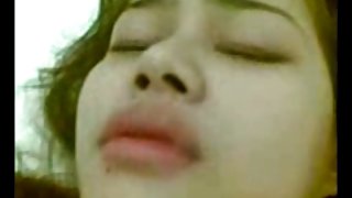 一個男人和他的妻子在普通相機上做愛