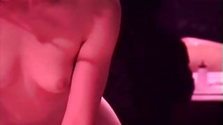 親愛的丈夫在肛門裡亂搞他的美貌