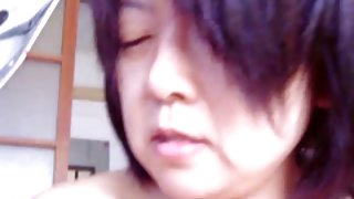 黑人在她的嘴裡煎白婊子和暨