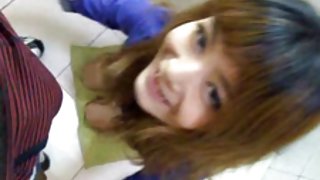 紅發女孩在聖誕夜性交在樹下