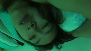 情色表演用鞭子從緊身胸衣和黑色尼龍絲襪的麵包屑