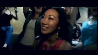 成年豐滿的醫生給了一個年輕的病人