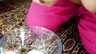 男性帶領小雞在樹林裡強奸了她
