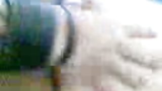 Madisson洗了女孩的腳並舔了舔它們