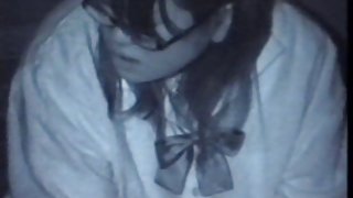 纖細的18歲女孩愛撫鏡子附近的陰部