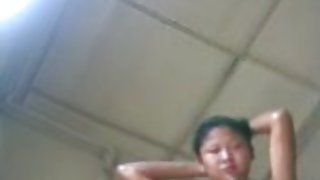 艾米穿著高跟鞋瘋狂地nadrachivaet濕pizdushku