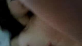 性皮膚黝黑的女同性戀者在做愛後互相塗油