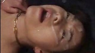 老太太很高興馬上和一個黑人和一個白人發生性關係