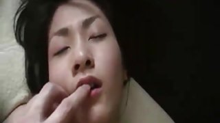 一個男人有力地敲打著豐滿的亞洲人
