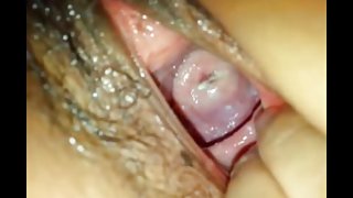擁有自然乳房的安娜滿足自己